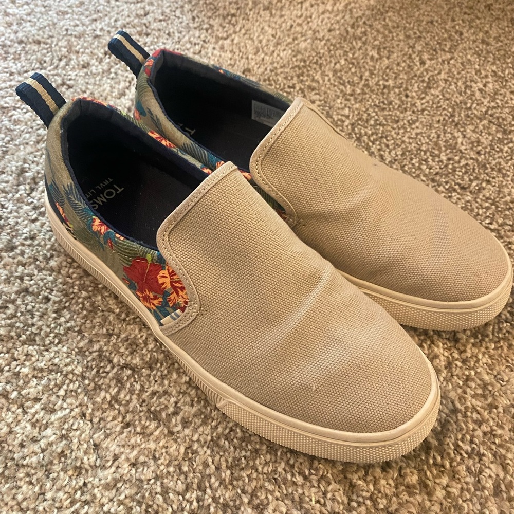 Women’s TOMS size 7.5 slipon shoes